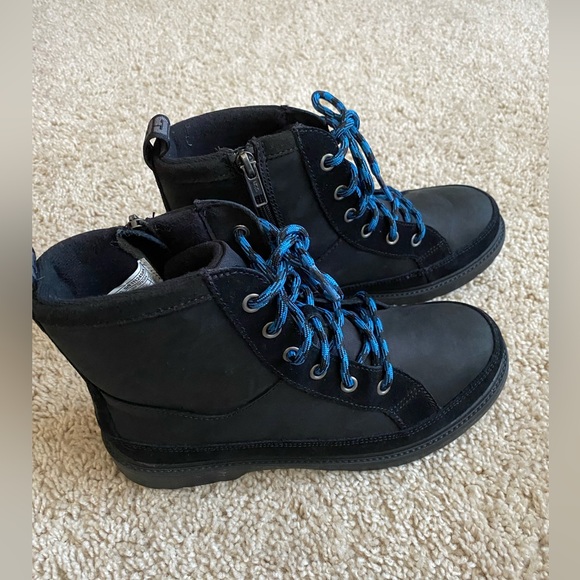 Black Ugg boots with blue laces. NWOT. *rare. Women’s size 7, men’s size 6 - Picture 3 of 7